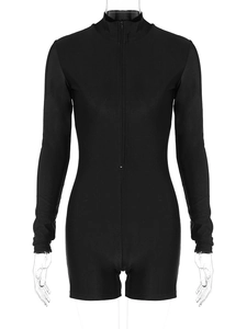 Detail eines schwarzen langärmeligen Bodysuits mit unsichtbarem Frontreißverschluss