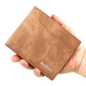 Herren Geldbörse aus braunem mattem Leder im Bifold-Stil mit Logo in der Hand gehalten