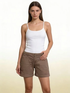 Dettaglio di pantaloncini cargo marroni a vita alta con grandi tasche e trama in twill di cotone