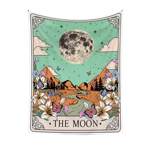 Dettaglio dell'arazzo tarocchi La Luna con motivi floreali e cucitura dei bordi rifinita