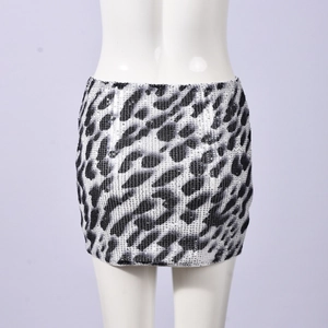 Detalle de las lentejuelas con estampado de leopardo y textura en la falda ajustada