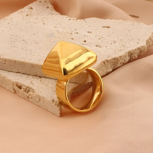 Macro di anello bombato geometrico in oro 18k su pietra naturale e tessuto di seta