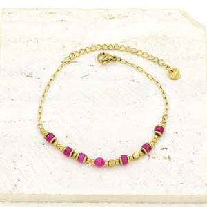 Detail of gold-plated stainless steel bracelet with freshwater pearls and pink stones