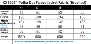 Tableau des tailles détaillé pour la veste polaire à pois avec mesures d'épaules et poitrine
