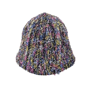 Cappello a secchiello in maglia arcobaleno bouclé per un caldo stile autunnale