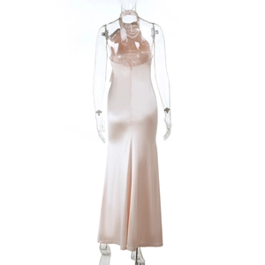 Détail de la robe sirène dos nu en satin champagne avec col licou et fermeture éclair invisible