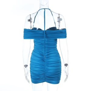 Vue arrière d'une robe moulante bleue froncée avec design dos nu et bustier chic