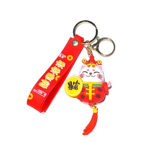 Schattige cartoon Maneki-neko gelukskat sleutelhanger met rode polsband en kwastje