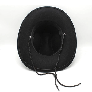 Détail intérieur d'un chapeau de cowboy en feutre noir avec une mentonnière réglable