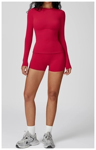 Détail de l'ensemble de yoga rouge avec haut à manches longues ajusté et short de sport