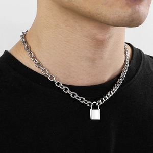 Detaillierte Nahaufnahme der Punk-Titan-Silberschlosskette mit Doppelketten-Design