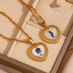 Collier coeur en acier inoxydable plaqué or 18 carats avec motifs de fleurs de naissance
