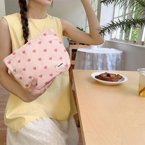 Close-up of pink canvas tote bag with red heart patterns and Sozakka brand label