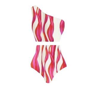 Dettaglio del costume da bagno a due pezzi con top monospalla e stampa a onde vivaci