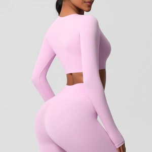 Détail de l'ensemble de yoga rose cerisier avec haut à manches longues et legging