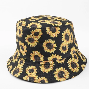 Détail de l'imprimé tournesol sur bob en coton noir avec des coutures de qualité