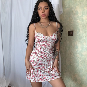 Vista completa de un vestido blanco con flores rosas modelado en una figura femenina