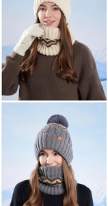 Ensemble hivernal avec bonnet à pompon et tour de cou en coloris crème et gris foncé