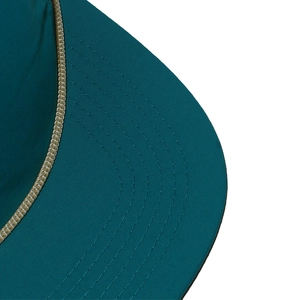 Détail du bord de chapeau de soleil avec cinq lignes de couture et cordelette tressée