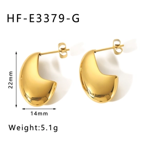 Detail of 18K gold-plated teardrop earrings with dimensions 22mm by 14mm and 5.1g weight