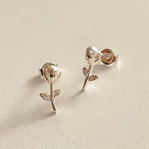 Macro d'oreilles tulipe en argent avec perles d'eau douce blanches et tiges en S925