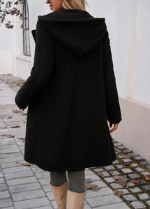 Rückansicht der schwarzen mittellangen Teddy-Fleecejacke mit Kapuze und weicher Textur