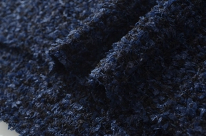 Primo piano della trama del tessuto in tweed blu scuro e nero con dettagli