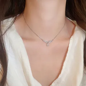 Collier minimaliste en V avec zircons scintillants sur le cou d'un modèle