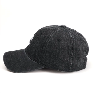 Vue détaillée de la casquette de baseball en denim noir délavé avec texture en coton
