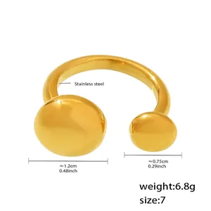 Vue détaillée bague ouverte en acier doré avec deux boules de tailles différentes