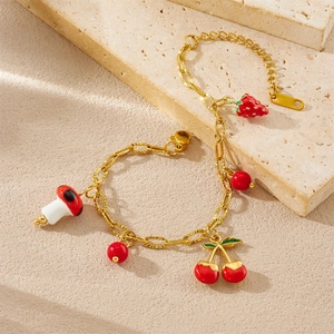 Bracelet doré avec pendentifs en émail cerise fraise et champignon sur grès naturel