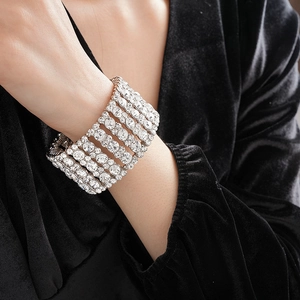 Gros plan d'un bracelet multi-rangs argenté avec cristaux étincelants sur le poignet d'un mannequin