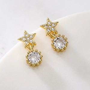 Boucles d'oreilles étoile dorées avec pendentifs ronds en oxyde de zirconium
