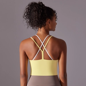 Détail des bretelles croisées au dos d'une brassière de sport en nylon brossé jaune