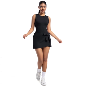 Dettaglio dell'abito sportivo nero con fiocco laterale in vita e design da tennis senza maniche