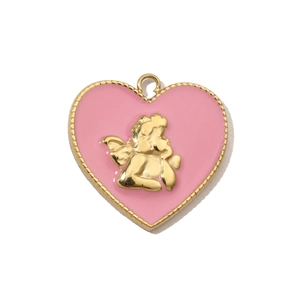 Dettaglio ciondolo a cuore in smalto rosa con rilievo di angelo d'oro e bordi mossi