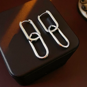 Detailaufnahme der Vintage Silber-Creolen, präsentiert auf einer edlen Schmuckschatulle