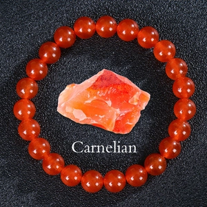 Dettaglio del bracciale con perle di corniola arancione e pietra grezza naturale