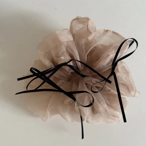 Champagnegouden organza haarelastiekje met kleine zwarte strikjes decoratie