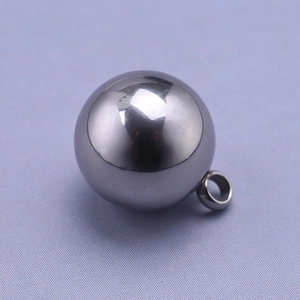 Vue macro d'un pendentif sphérique poli en acier inoxydable avec finition argentée et anneau