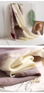 Détail de l'écharpe vintage au toucher cachemire avec motifs abstraits et franges douces