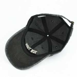Vue intérieure de la casquette en coton anthracite avec doublure et sangle réglable