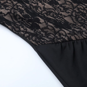 Détails de couture en dentelle noire complexe et broderies sur la robe de soirée