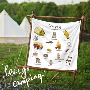 Drapeau décoratif de camping montrant des illustrations d'équipement sur tissu blanc