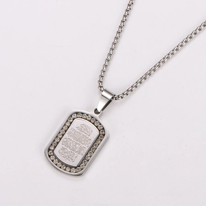 Détail du pendentif géométrique argenté avec strass et gravure ciselée