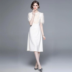 Robe blanche mi-longue élégante avec manches bouffantes et détails en dentelle perlée