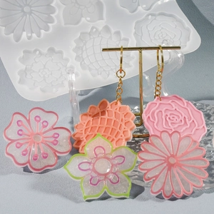Detalle de joyas florales hechas a mano en resina y molde de silicona rosa