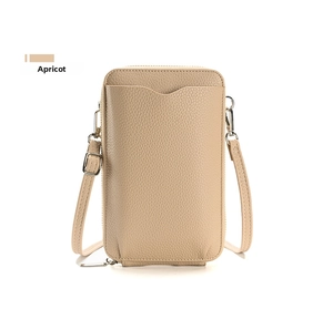 Detalle del bolso de móvil color albaricoque con textura de grano y hebilla plateada