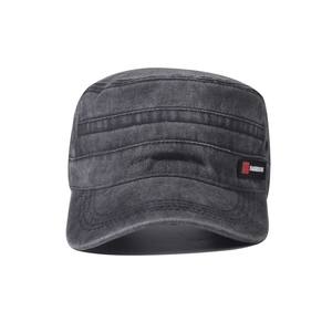 Casquette militaire en coton lavé gris foncé avec étiquette fashion sur le côté