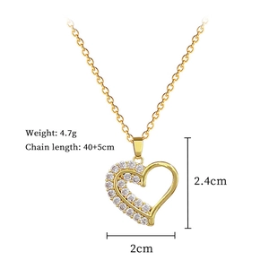 Détail du collier pendentif cœur doré avec dimensions 2,4x2,0 cm et poids de 4,7g